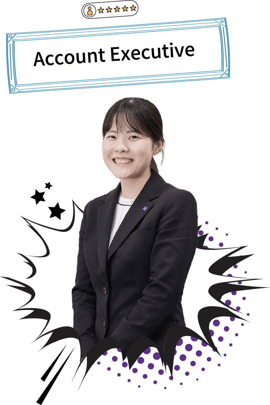 笑顔で立つアカウントエグゼクティブ職の社員